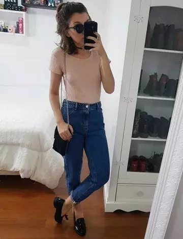 Mom jeans with a pastel colored top