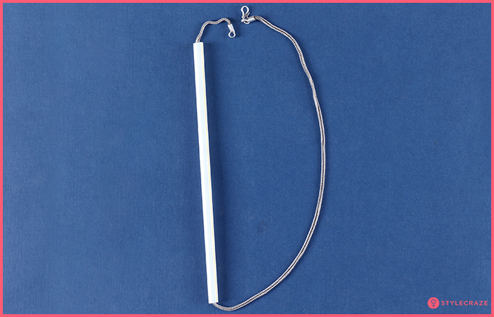 5. Say Goodbye To Jewelry Knots With A Plastic Straw 