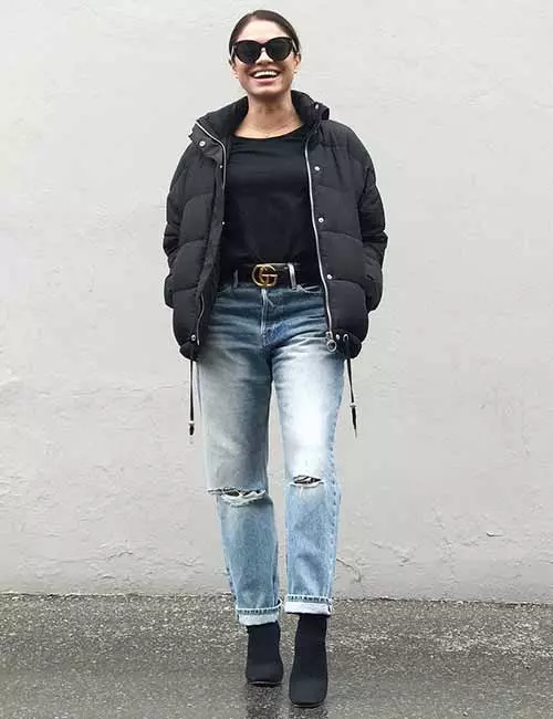 Mom jeans with a puffy jacket, boots and belt