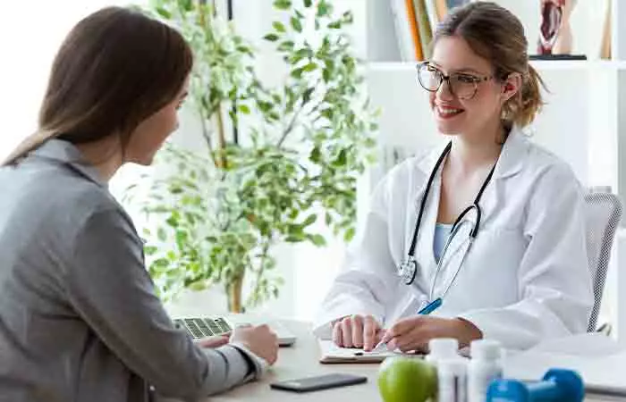 Woman talking with her dietitian before starting the diet