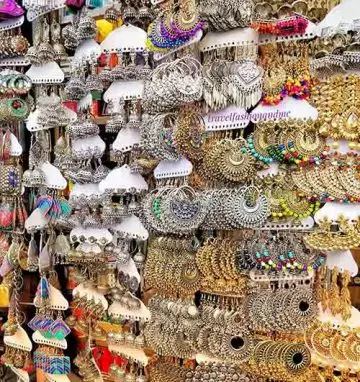 Colaba Causeway Market is one of the famous street shopping places in Mumbai