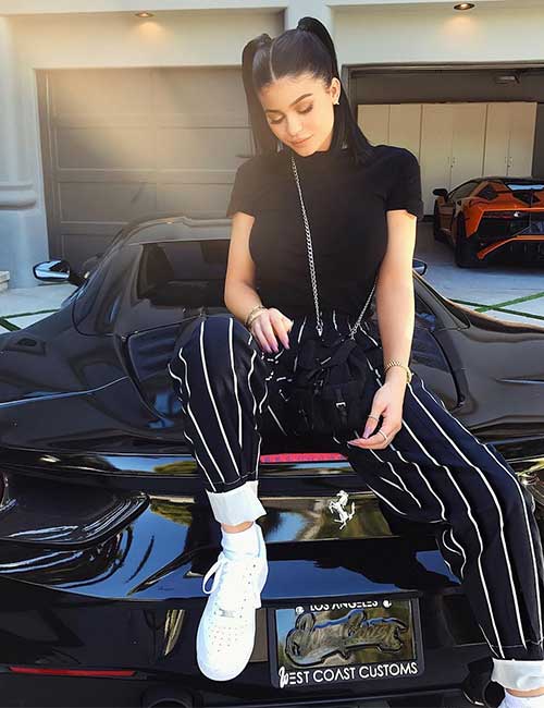 Best Kylie Jenner outfit in a crop top