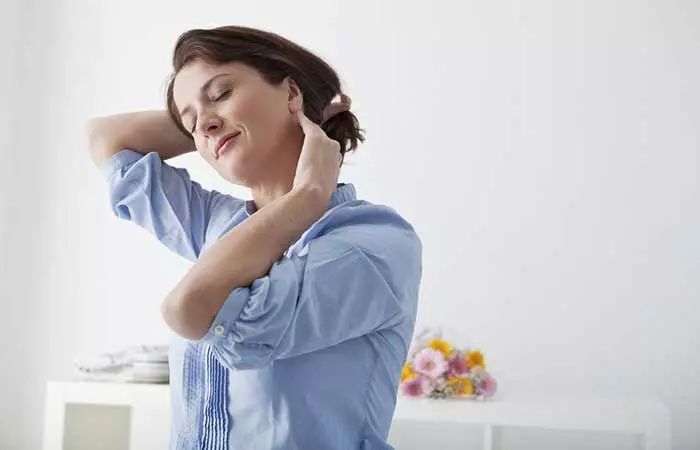 Massage with warm oil to fix pinched nerve in the neck