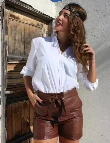 Colors that go with brown shorts