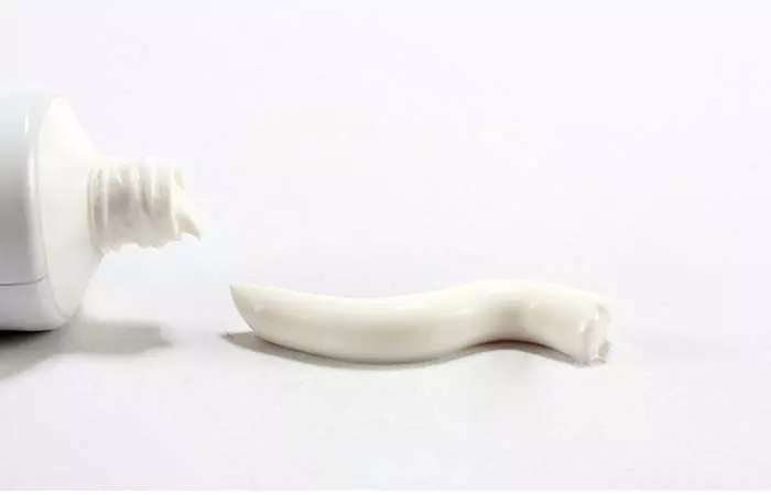 Toothpaste to treat burns at home