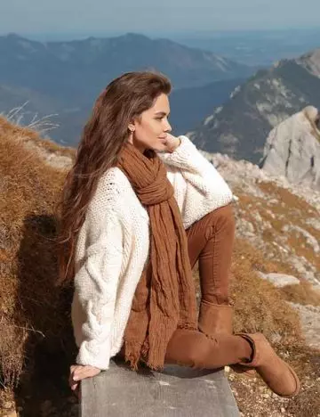 Colors that go with a brown scarf