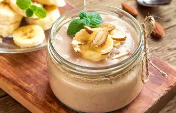 Banana almond cinnamon smoothie, a healthy breakfast recipe for weight loss
