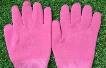 Moisturizing gloves for cracked fingers