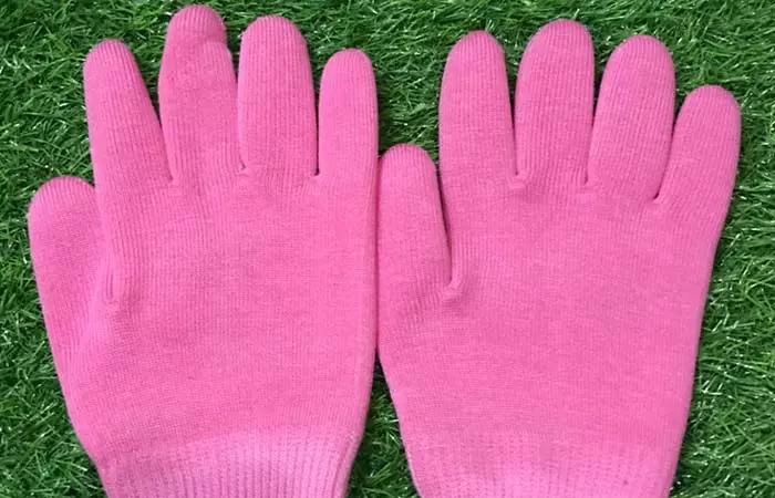 Moisturizing gloves for cracked fingers