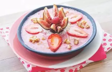 Strawberry sabja seed smoothie bowl, a healthy breakfast recipe for weight loss