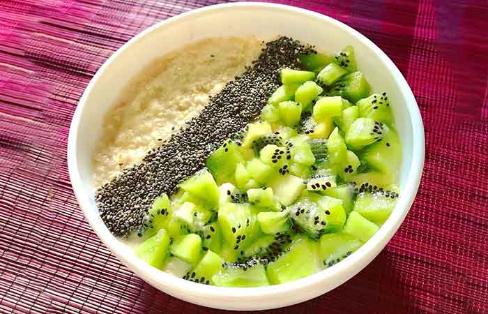 Kiwi and chia oats, a healthy breakfast recipe for weight loss