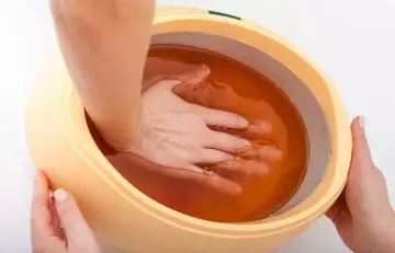Paraffin wax for cracked fingers