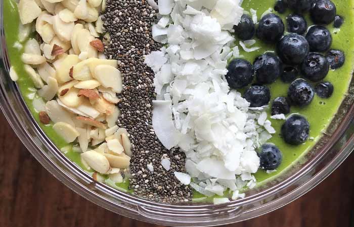 Slimming matcha smoothie bowl, a healthy breakfast recipe for weight loss