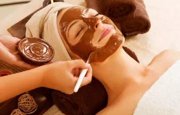 3. Cocoa Powder And Olive Oil Face Mask