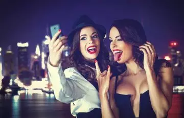 5. Flaunt The Pout With Selfies