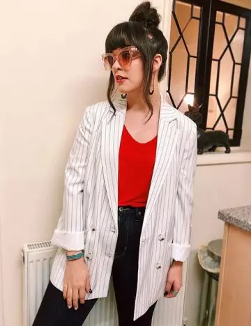 How to wear a black striped oversize blazer and a v-neck t-shirt