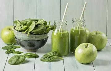 Green apple and spinach smoothie, a healthy breakfast recipe for weight loss