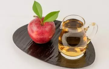 Apple cider vinegar has antifungal properties that may help heal scabs on the scalp
