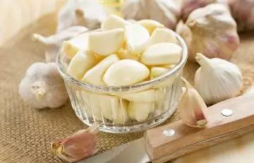 How to use garlic to treat a yeast infection