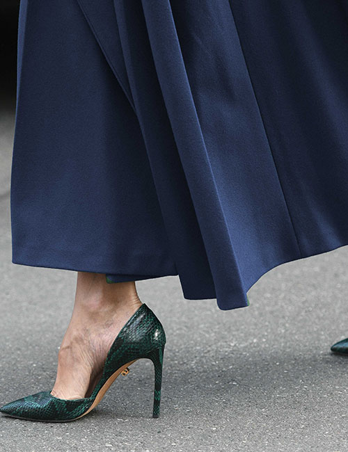 Navy blue dress with green shoes