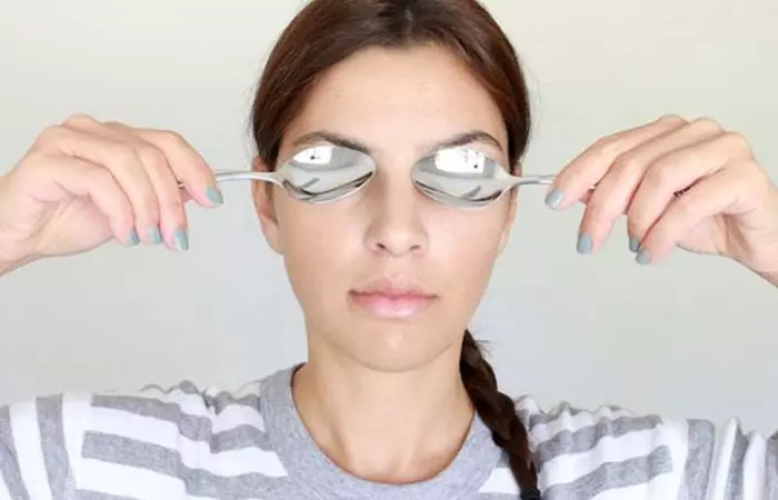 3. Put Cold Spoons To Reduce Dark Circles 