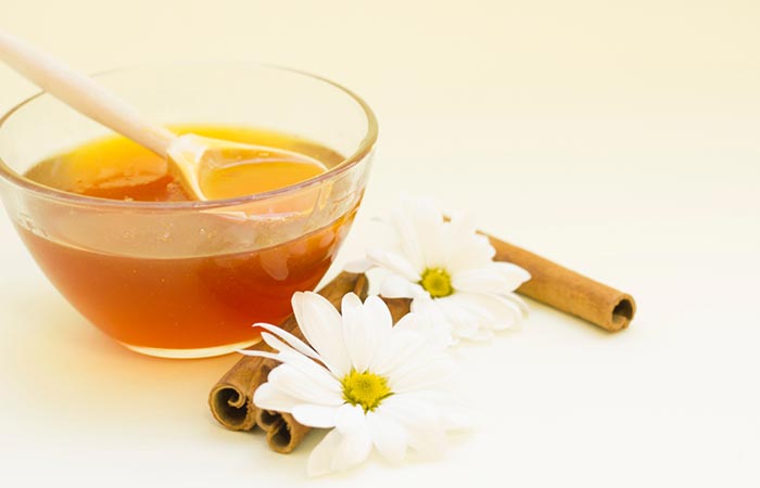 Cinnamon and coconut oil face mask