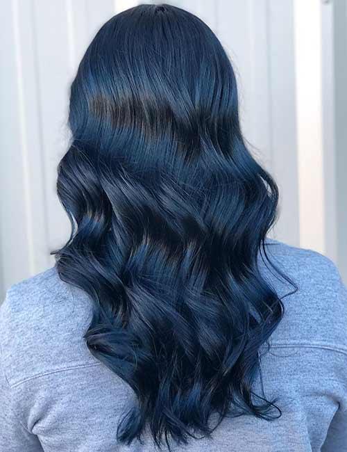 11. Onde di capelli neri blu