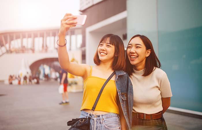 Bob Cut Gal – The Social Bee