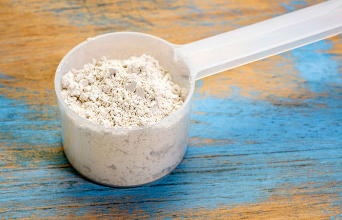 A scoop of food grade diatomaceous earth