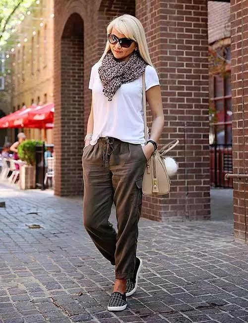 Olive green pants with white converse shoes for your fall look