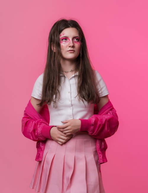  A girl wearing pink box pleat skirt
