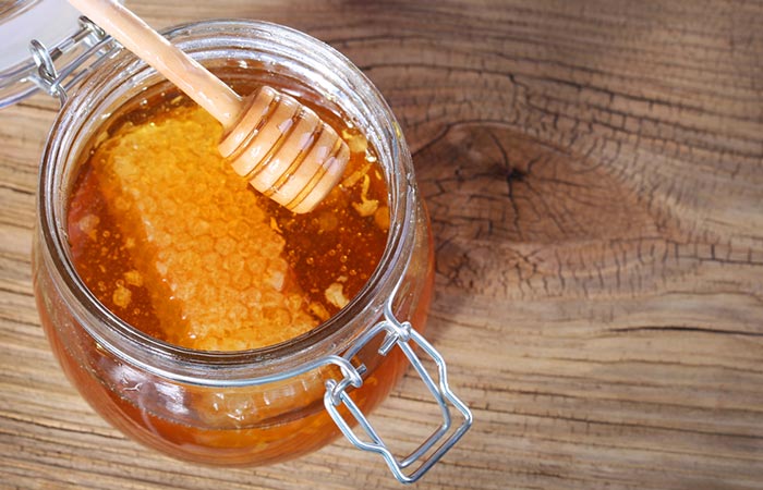 A jar of raw honey comb and honey as a remedy for back acne