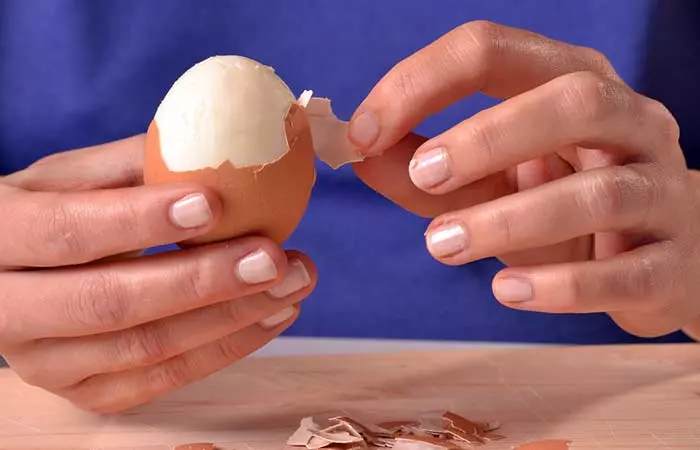 Removing Eggshells Better Wet Your Fingers