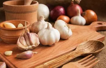 Garlic is a natural remedy for blood clots during period