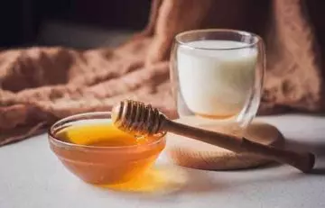 Honey and raw milk face mask for blackheads