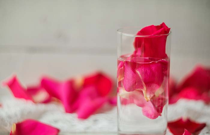 पिंपल हटाने के लिए गुलाब जल (Rose water)