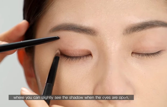 Step 4 of hooded eye makeup is to wield eyeshadow on the upper lid of hooded eye