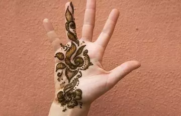 Small Hand Mehndi Design in Hindi