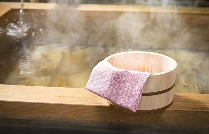 Warm compress can get rid of a stuffy nose
