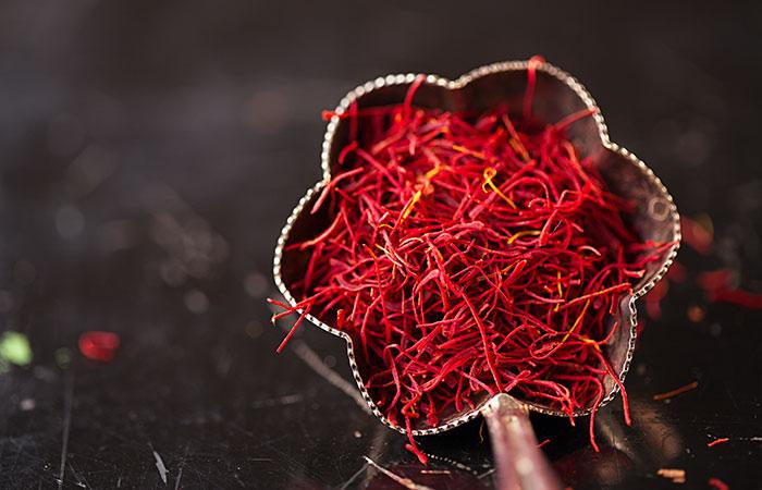 चेहरे पर चमक लाने के लिए केसर