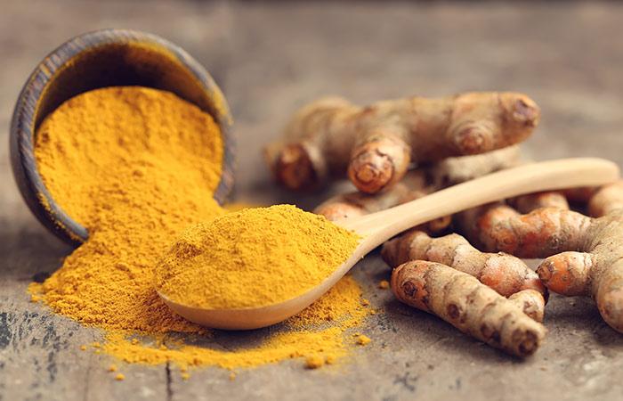 चेहरे पर चमक लाने के लिए हल्दी