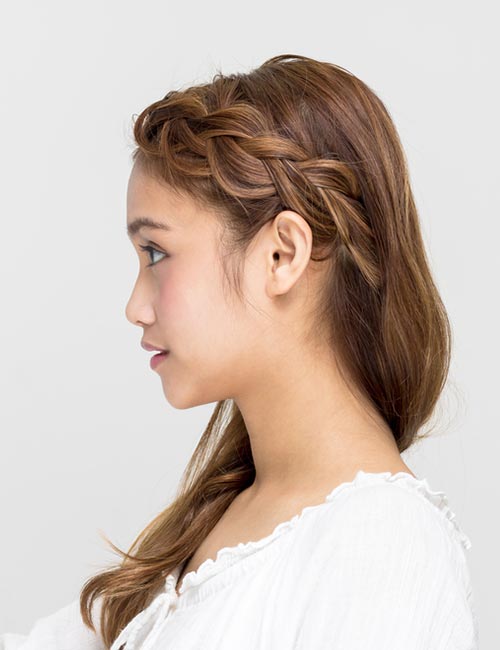 Highlighted side braid hairstyle to flaunt your hair color