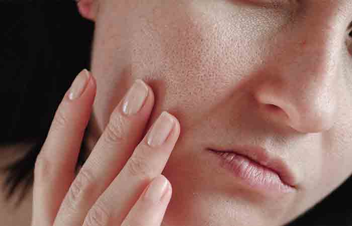 Ice helps in shrinking skin pores