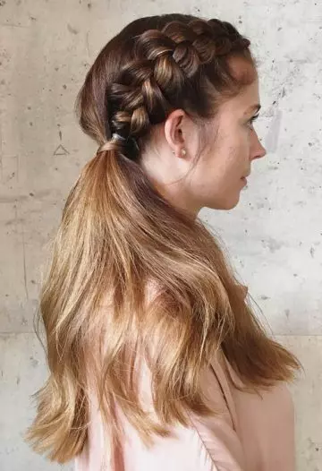 Side braided ponytail hairstyle for the gym