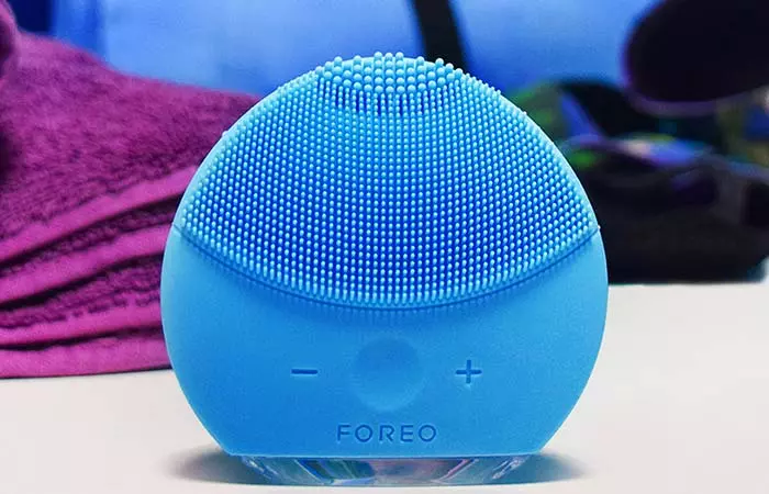 This brush also helps in effectively removing blackheads