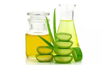 DIY aloe and olive oil makeup remover