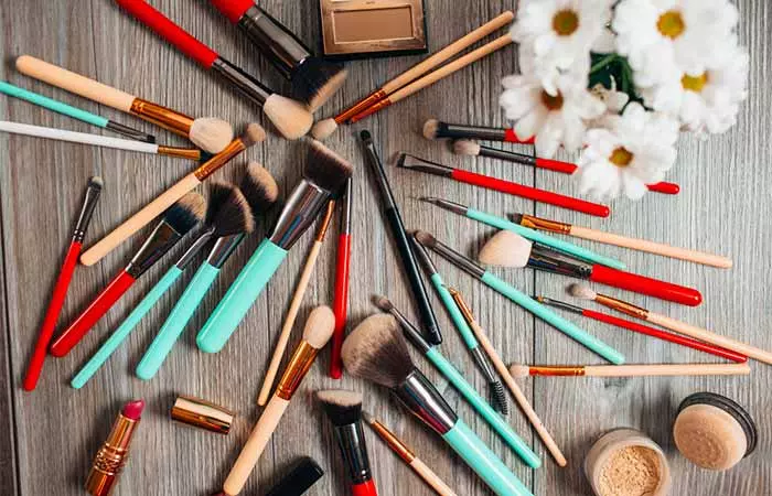 Use makeup brushes to make pores smaller Use makeup brushes to make pores smaller