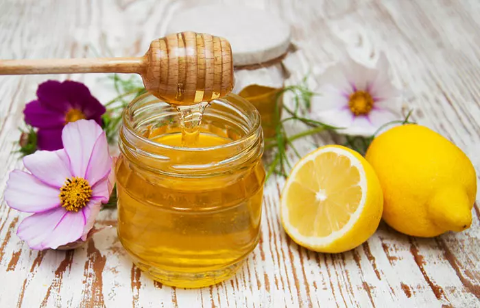 Mixture of honey and lemon