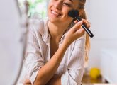 Best Ways To Arrange Lighting For Putting On Makeup