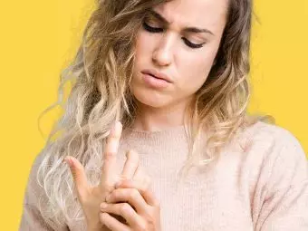 5 Natural Ways To Heal A Jammed Finger + Causes And Symptoms